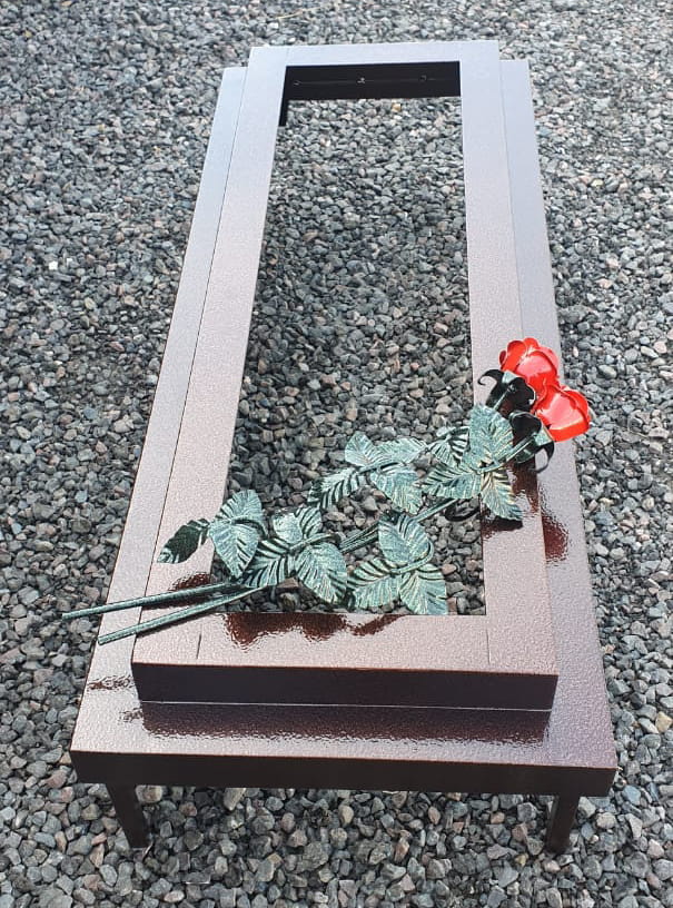 Цветник двухъярусный с розами на ножках №11
